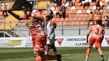 Futbol, Cobreloa vs Copiapo
Vigesima sexta fecha, campeonato Ascenso Betsson 2021
El jugador de Cobreloa Gustavo Guerreno convierte un gol contra Copiapo durante el partido primera B disputado en el estadio Zorros del Desierto de Calama, Chile.
16/10/2021
Pedro Tapia/Photosport********