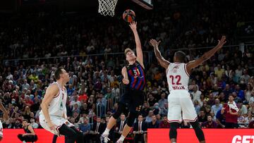 BARCELONA, 28/10/2022.- El base lituano del Barça Rokas Jokubaitis (c) trata de anotar ante la defensa de Devon Hall (d), escolta estadounidense del Olimpia Milán, durante el encuentro de Euroliga entre el FC Barcelona y el Olimpia Milán, disputado en el Palau Blaugrana en Barcelona, este viernes. EFE/Alejandro García
