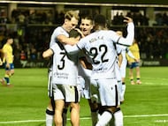 El Ceuta celebra el empate.