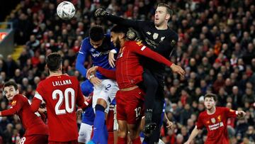 Adri&aacute;n despeja de pu&ntilde;os un bal&oacute;n durante el Liverpool-Everton de la FA Cup.