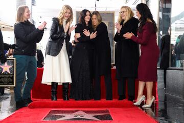 La actriz Courteney Cox descubre su estrella, acompañada de las actrices Jennifer Aniston, Lisa Kudrow y Laura Dern, durante la ceremonia en el Paseo de la Fama de Hollywood en Los Ángeles.