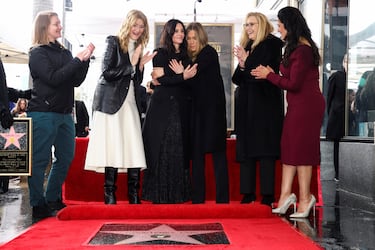 La actriz Courteney Cox descubre su estrella, acompañada de las actrices Jennifer Aniston, Lisa Kudrow y Laura Dern, durante la ceremonia en el Paseo de la Fama de Hollywood en Los Ángeles.