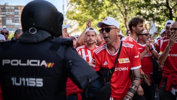 Un agente de Policía frente a decenas de aficionados del FC Union Berlin en el Paseo de la Castellana.