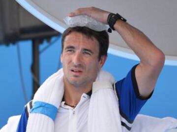 Desde el primer día de competición El Abierto de Australia está registrando temperaturas que superan los 40ºC por la ola de calor que afecta a Melbourne. Tommy Robredo con bolsas de hielo para combatir las altas temperaturas.