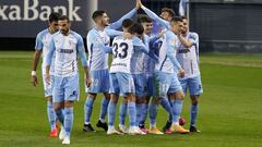 Los jugadores del M&aacute;laga celebran el 1-0 ante el Oviedo, obra de Yanis Rahmani.