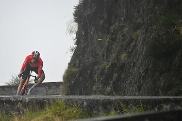El ciclista holandés Thymen Arensman, del equipo INEOS Grenadiers, pedalea en el descenso del paso del Aspin.