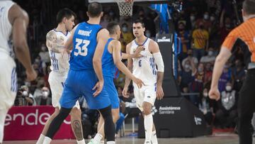 En el minuto 35, un encontronazo entre Mirotic y Abalde acab&oacute; con los dos expulsados. En la imagen, Exum frena al alero madridista despu&eacute;s de su choque con la estrella cul&eacute;.