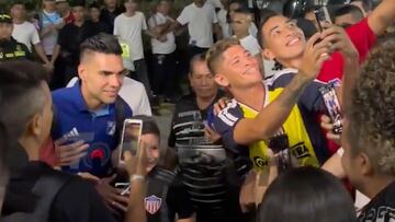 Este fan demostró todo su amor por Radamel tras conseguir una foto junto a su ídolo.