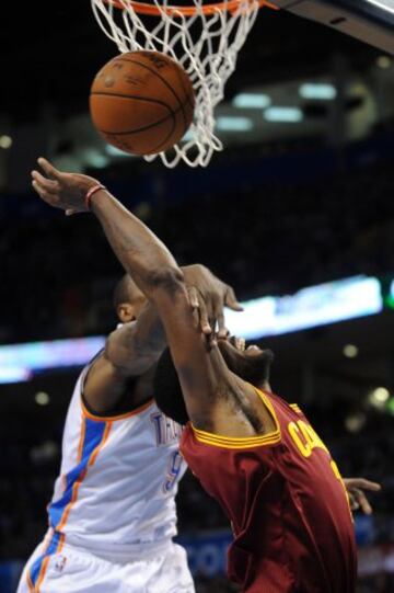 Irving, taponado por Ibaka.