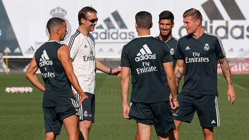 Julen Lopetegui, con Lucas Vázquez, Nacho (de espaldas), Marco Asensio y Toni Kroos.