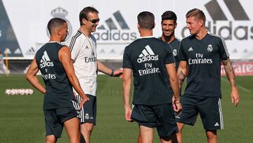 Julen Lopetegui, con Lucas V&aacute;zquez, Nacho (de espaldas), Marco Asensio y Toni Kroos.