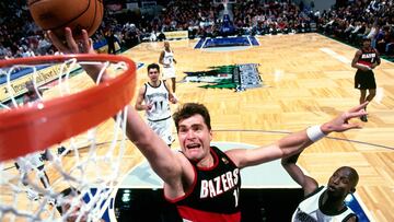MINNEAPOLIS - NOVEMBER 12:  Arvydas Sabonis #11 of the Portland Trail Blazers drives for a layup against the Minnesota Timberwolves on November 12, 1996 at the the Target Center in Minneapolis, Minnesota.  NOTE TO USER:  User expressly acknowledges and agrees that, by downloading and or using this photograph, User is consenting to the terms and conditions of the Getty Images License Agreement.Mandatory Copyright Notice: Copyright 1996 NBAE (Photo by Andy Hayt/NBAE via Getty Images)