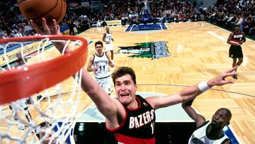 MINNEAPOLIS - NOVEMBER 12:  Arvydas Sabonis #11 of the Portland Trail Blazers drives for a layup against the Minnesota Timberwolves on November 12, 1996 at the the Target Center in Minneapolis, Minnesota.  NOTE TO USER:  User expressly acknowledges and agrees that, by downloading and or using this photograph, User is consenting to the terms and conditions of the Getty Images License Agreement.Mandatory Copyright Notice: Copyright 1996 NBAE (Photo by Andy Hayt/NBAE via Getty Images)