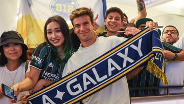 Riqui Puig llegó a territorio norteamericano para comenzar con su aventura por la MLS y fue recibido por aficionados de LA Galaxy en el aeropuerto.