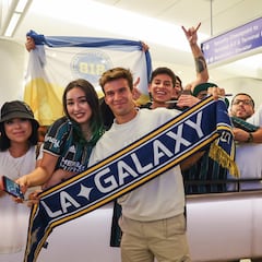 Afición de LA Galaxy le da calurosa bienvenida a Riqui Puig en Estados Unidos