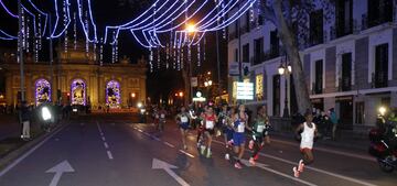 Miles de corredores despiden el año en Madrid en la 50 edición de la San Silvestre Vallecana.