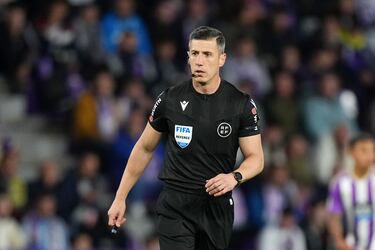 El árbitro del encuentro, César Soto Grado, atento a las evoluciones del juego.