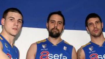 <b>PODER COLEGIAL. </b>Caner-Medley, Gabriel, Asselin y Clark se miden al gran juego interior del Barça.