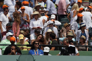 Una nueva final entre dos de las raquetas más fascinantes de todos los tiempos. Hoy ganó Federer bajo un sol de justicia en Miami. Nadal tuvo sus oportunidades de romper el servicio del suizo pero no lo consiguió. A pesar de eso, dejó una muy buena impresión. Veremos lo que pasa cuando llegue el momento de jugar en tierra batida. Aquí el resumen del partido en fotos.