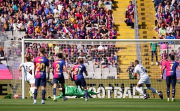 El portero del FC Barcelona Wojciech Szczesny no pudo hacer nada ante el lanzamiento de penalti de Kylian Mbapp¨¦ que supuso el 0-1.