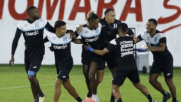 AME8559. SAN PEDRO SULA (HONDURAS), 17/11/2024.- Desde la izquierda, Yustin Arboleda, Javier Arriaga, Alenis Vargas, Devron García y Juan Carlos Obregón de la selección de Honduras participan en un entrenamiento este domingo, previo al partido de vuelta ante la selección de México por los cuartos de final de la Nations League, en el estadio Francisco Morazán, en San Pedro Sula (Honduras). EFE/ José Valle