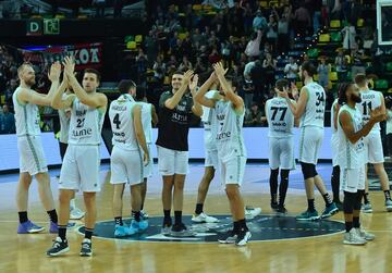 Celebraci¨®n del equipo al final.