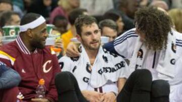LeBron James, Kevin Love y Anderson Varejao, felices en el banquillo durante la paliza de sus Cavs a los Hawks.