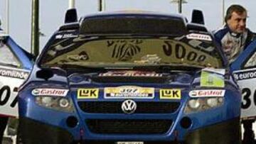 <B>FIN AL SUEÑO.</b> En su primera aventura en el desierto, Sainz no ha tenido fortuna.