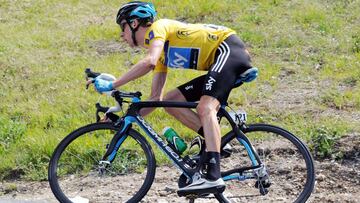 Bradley Wiggins rueda con el maillot de líder durante la disputa del Criterium del Dauphiné de 2011.