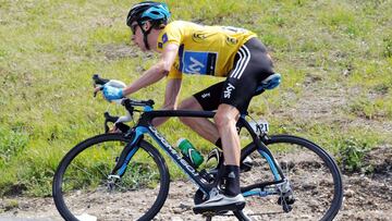 Bradley Wiggins rueda con el maillot de l&iacute;der durante la disputa del Criterium del Dauphin&eacute; de 2011.