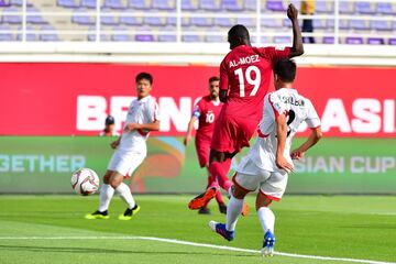 El jugador de Qatar Almoez Ali marca uno de sus cuatro goles. 