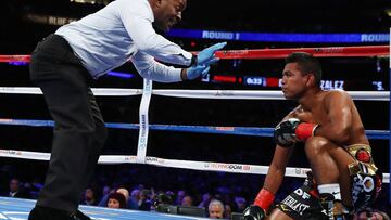 Roman "Chocolatito" Gonzalez cae al suelo en su combate ante Srisaket Sor Rungvisai.