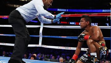 Roman &quot;Chocolatito&quot; Gonzalez cae al suelo en su combate ante Srisaket Sor Rungvisai.