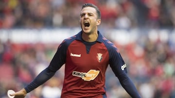 Juan Villar celebra uno de sus goles con Osasuna.