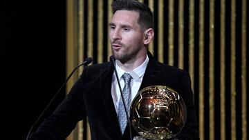 Lionel Messi, con el Bal&oacute;n de Oro.