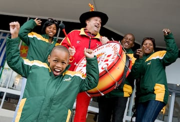 Manolo con aficionados durante el Mundial de Sudfrica 2010.
  