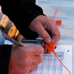 How do military personnel and expatriates vote overseas? Absentee voting registration rules and deadlines