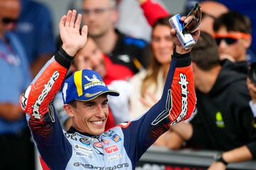 Marc M¨¢rquez sonr¨ªe tras la segunda plaza por detr¨¢s de Pecco Bagnaia.