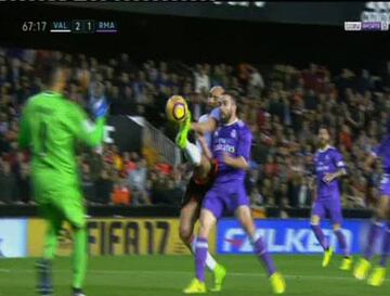 Posible penalti de Carvajal a Zaza