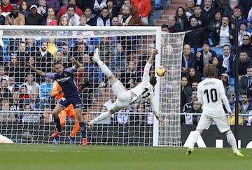 El jugador del Real Madrid Gareth Bale se va al suelo tras un choque con el jugador del Valladolid Nacho. 