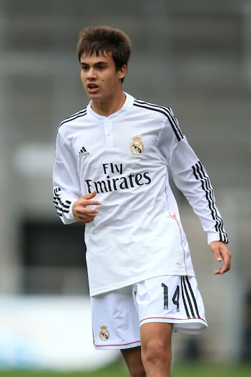 Se formó entre las categorías inferiores del Real Madrid y en el EFM Villalba, equipo de su localidad.