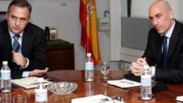 <b>REUNIÓN. </b>Astiazarán, Rubiales y Gil, en la mesa de negociaciones.