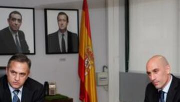 <b>REUNIÓN. </b>Astiazarán, Rubiales y Gil, en la mesa de negociaciones.