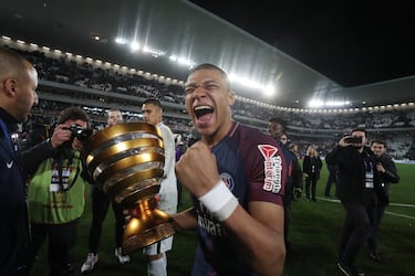 El joven francés aterrizó en París con apenas 18 años y no tardó en convertirse en la sensación del equipo. Tras una temporada escandalosa en Mónaco, el PSG no dudo en hacerse con Kylian a cambio de 180 millones de euros. No obstante, para cumplir con el 'Fair Play' financiero, los parisinos tuvieron a Kylian un año "cedido". Con velocidad, regate y una facilidad innata para marcar diferencias, firmó una temporada histórica en la que ya jugaba como estrella mundial a los 18 años. Mbappé cerraría el año ganando el Mundial con Francia, dejando claro que sería uno de los nombres propios del fútbol mundial. 