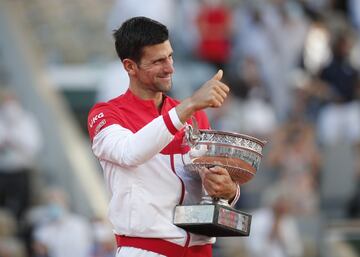Novak Djokovic feliz con su segundo Roland Garros. 