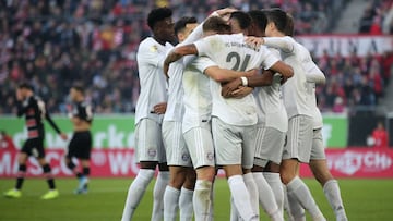 Duesseldorf (Germany), 23/11/2019.- Bayern&#039;s Corentin Tolisso (C) celebrates scoring the second goal with his team during the German Bundesliga soccer match between Fortuna Duesseldorf and FC Bayern Munich in Duesseldorf, Germany, 23 November 2019. (