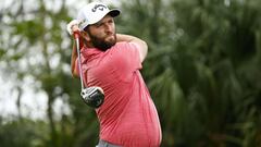 El golfista espa&ntilde;ol Jon Rahm golpea una bola durante la jornada final del The Players Championship.