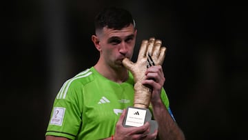 Argentina's goalkeeper #23 Emiliano Martinez poses with the FIFA Golden Glove award during the trophy ceremony at the end of the Qatar 2022 World Cup final football match between Argentina and France at Lusail Stadium in Lusail, north of Doha on December 18, 2022. (Photo by Kirill KUDRYAVTSEV / AFP)