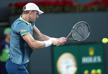 Federer cruises at Indian Wells, Thiem retires hurt