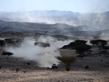 Los argentinos Orlando Terranova y Bernardo Grue durante la segunda etapa del Dakar entre Al Wajh y Neom. 
 